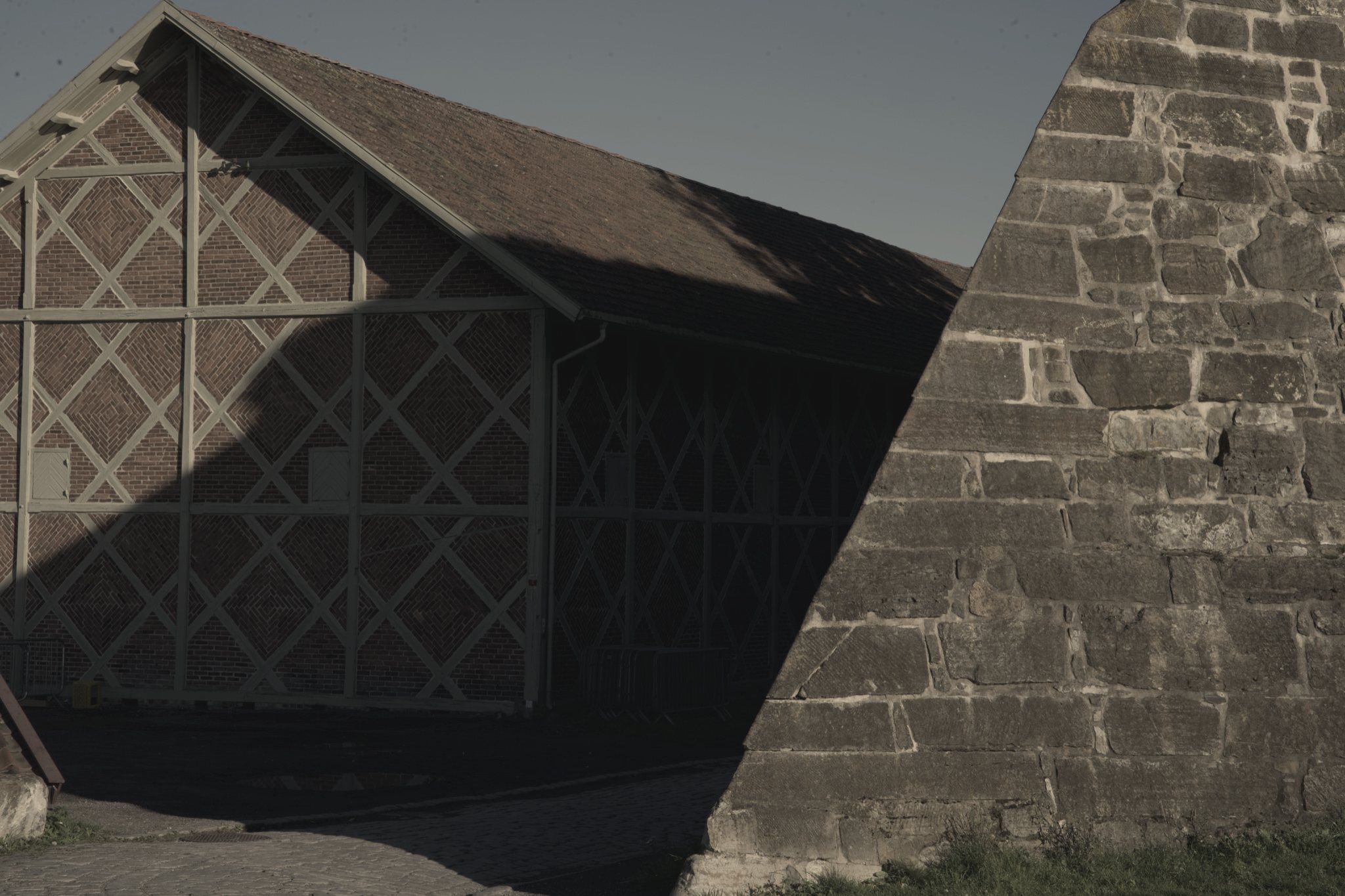 Høymagasinet against the fortress wall